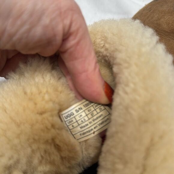 UGG Mini Bailey Bow ll Boots In Chestnut. Size 6. - Picture 9 of 11